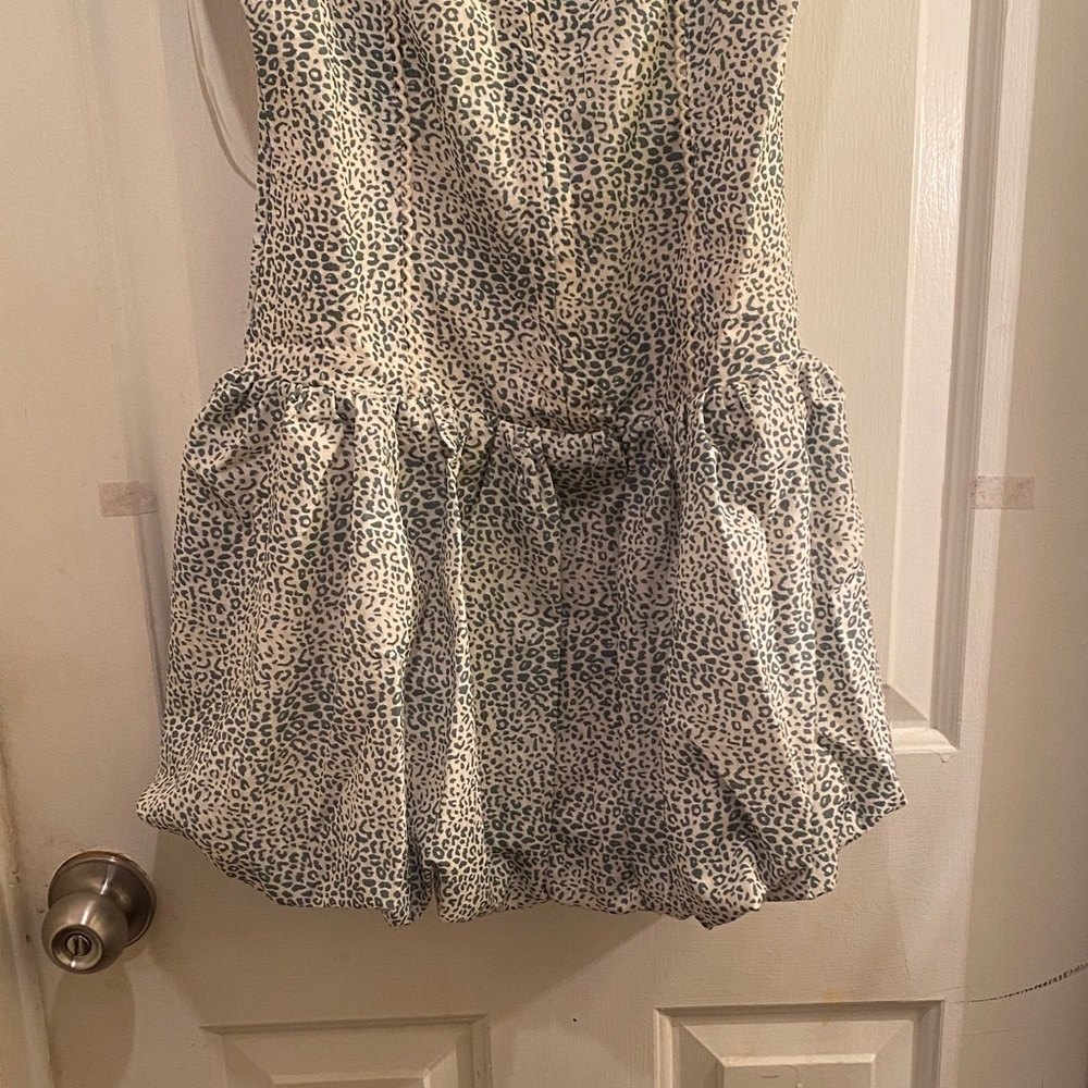 Lush White and Green Patterned Fabric - Picture 6 of 13